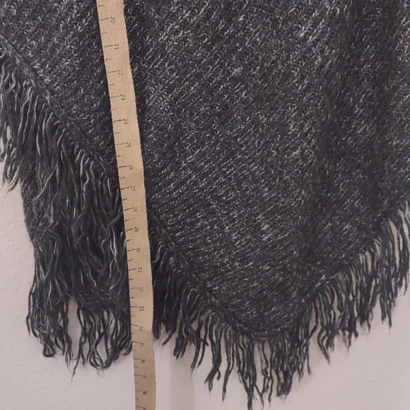 SLIGHTLY USED ONETHELAND PONCHO DARK GRAY SIZE MEDIUM 100% ACRYLIC - Picture 8 of 12